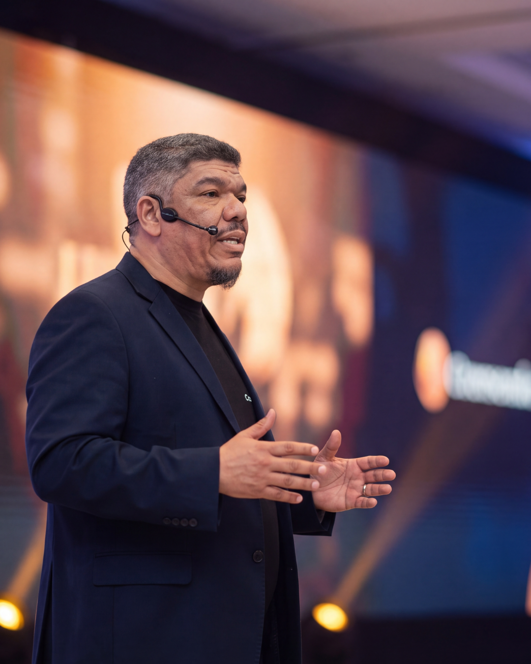 Coronel Roberto Gonçalves durante uma palestra